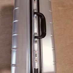 大きなスーツケースの画像