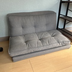 テーブルと折り畳みソファの画像