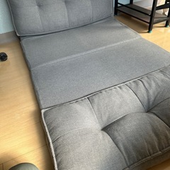 テーブルと折り畳みソファの画像