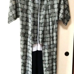 着物　和装　和服　小紋 絞り風、花、白黒の画像