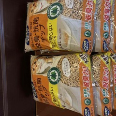 ニャンとも清潔トイレ 猫砂 脱臭・抗菌チップ 大きめの粒 4.4L×4個の画像