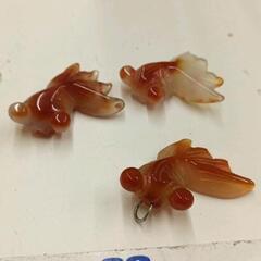 0825-205 天然石　金魚ペンダントトップの画像