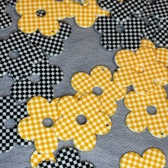 ハンドメイドパーツ　花型　チェック柄　プラスチック　未使用の画像