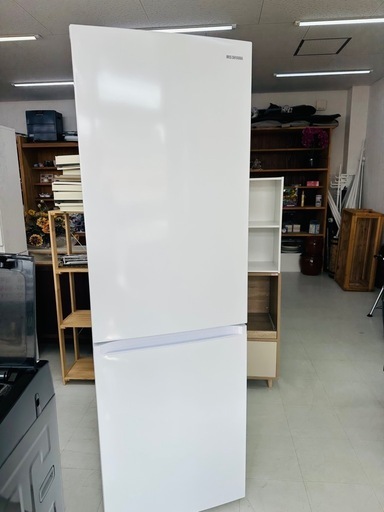 2024年製　極美品の300リットル冷凍冷蔵庫が入荷しました。