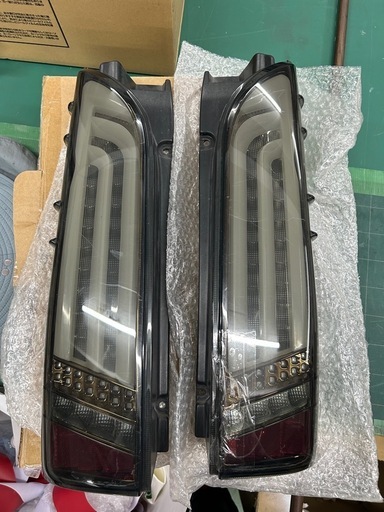受付終了ですヴァレンティーハイエーステールランプ右のみ割れ有り左はそのまま使えます