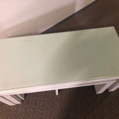 ガラス天板の三段ローテーブルの画像