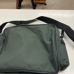 H2508-712 ショルダーバッグ モスグリーン 汚れありの画像