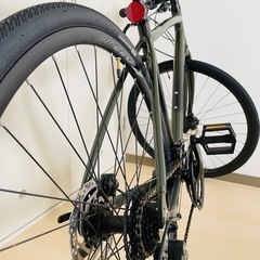 【ほぼ新品 】⭐︎必需品セット⭐︎クロスバイク BRIDGESTONE ANCHOR RL1 空気入れ、鍵、スマホフォルダー付きの画像