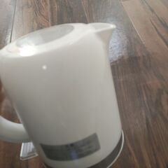 ドライヤー、電気ボトル、鍋の画像