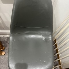 【状態悪いです。クレーム付けない方のみ取引可能】チェア二脚、侵入防ぐゲージの画像
