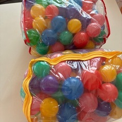 カラーボールとチャイルドチェアの画像