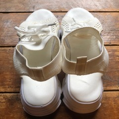 白い厚底サンダル(サイズ36、約23cm)の画像