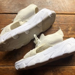 白い厚底サンダル(サイズ36、約23cm)の画像