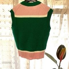 新品UNIQLO✖️MARNI Vネックニットベスト Mサイズの画像