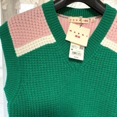 新品UNIQLO✖️MARNI Vネックニットベスト Mサイズの画像
