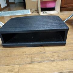 テレビ台下に回転台があり、ビデオが入りますの画像
