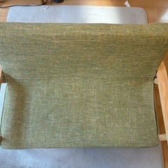 木製肘掛け付き二人用ソファの画像