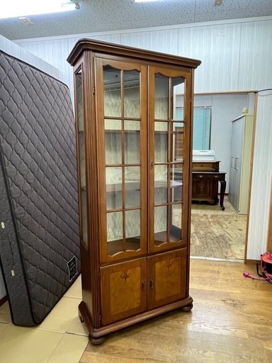 オシャレな木製家具!!  キュリオケース コレクションボード カップボード 輸入家具 木製 イタリア 鍵付き