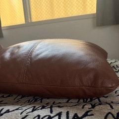 皮 クッション2個の画像