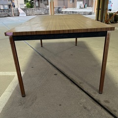大型のテーブルの画像