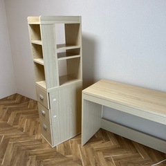 デスクと棚のセットの画像