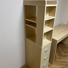 デスクと棚のセットの画像