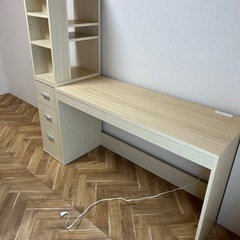 デスクと棚のセットの画像