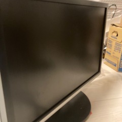 25.5インチ　パソコンモニター（変換ケーブル付き）の画像