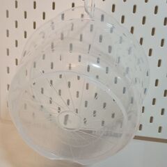 【万能ボウル】横幅約25cm ×高さ13cm  物を増やしたくない方に。  状態は普通に良いです。  ザルとボウルが兼用になっており、水を排出するための穴があります。の画像