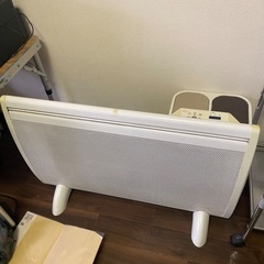 テレビ、電子レンジ、電気ストーブ、洗濯機、棚の画像