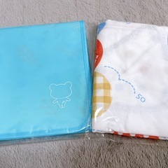 新品 未開封 コープ共済 オムツ替えシート＆ベネッセ　こどもちゃれんじファミリアとコラボのフード付きベビーバスタオルの画像