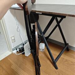 折りたたみテーブル と チェアの画像