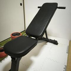 ウエイトトレーニング器具一式（ダンベル、トレーニングベンチ、バーベル）の画像