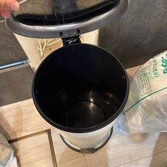 踏みペダル式ゴミ箱の画像