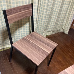 ダイニングテーブルと椅子2脚
の画像