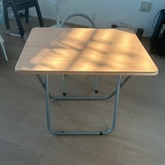 折りたたみデスク と椅子セットの画像