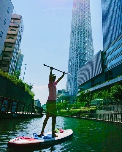 SUPボードとパドル
