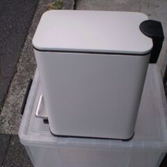 ペダル式ゴミ箱　ペダルペール？幅17ｃｍ奥行３９ｃｍ高さ37ｃｍの画像