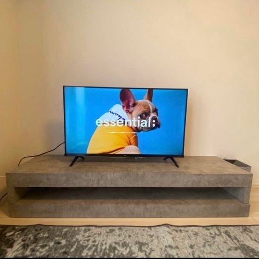 美品シンプル　無機質なテレビ台