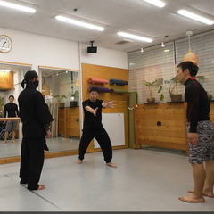 何歳からでも変われる。強く動ける身体と心をつくる護身術｜40～60代男性に人気・女性も歓迎！ 実際の参加者は40～60代の男性が中心。未経験からでも動ける身体を育て、自分と大切な人を守れる力を身につけます。呼吸法や身体操作で、心と体を整えながら続けやすい稽古です。もちろん女性もOK！の画像