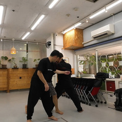 何歳からでも変われる。強く動ける身体と心をつくる護身術｜40～60代男性に人気・女性も歓迎！ 実際の参加者は40～60代の男性が中心。未経験からでも動ける身体を育て、自分と大切な人を守れる力を身につけます。呼吸法や身体操作で、心と体を整えながら続けやすい稽古です。もちろん女性もOK！の画像