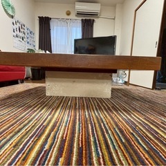 天板は一枚板、土台は石の画像