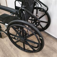 ほぼ未使用 自走式車椅子 パンクレス 介護用品 プラホイール 組み立て必須 25h菊の画像