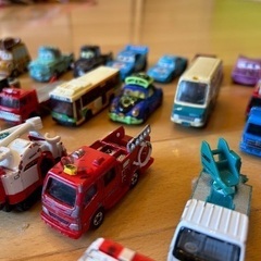 トミカ、他車のおもちゃの画像