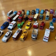 トミカ、他車のおもちゃの画像