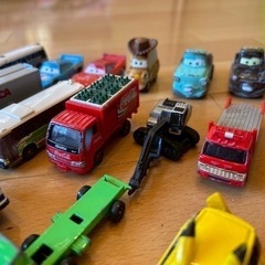 トミカ、他車のおもちゃの画像