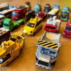 トミカ、他車のおもちゃの画像