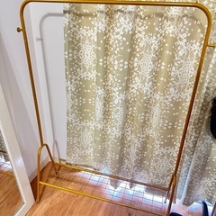 お洒落ゴールドハンガーラック 店舗ディスプレイラックの画像