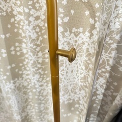 お洒落ゴールドハンガーラック 店舗ディスプレイラックの画像