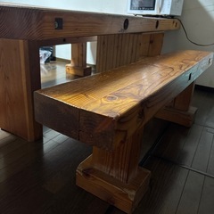 手作りのテーブルと長椅子2脚の画像